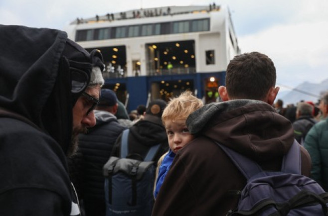 People flee Santorini as earthquake fears grow