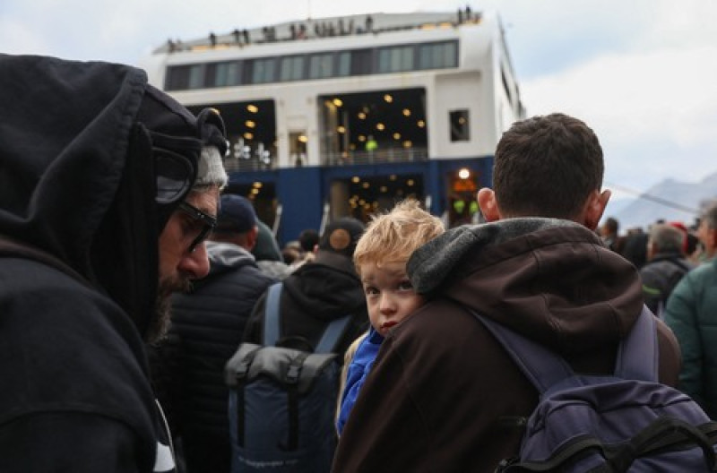 People flee Santorini as earthquake fears grow