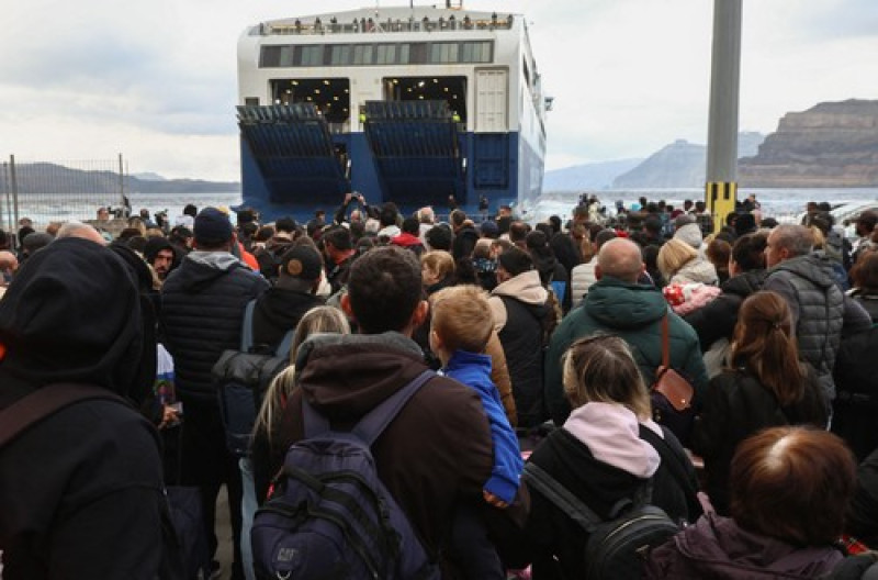 People flee Santorini as earthquake fears grow
