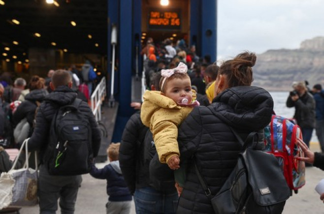 People flee Santorini as earthquake fears grow