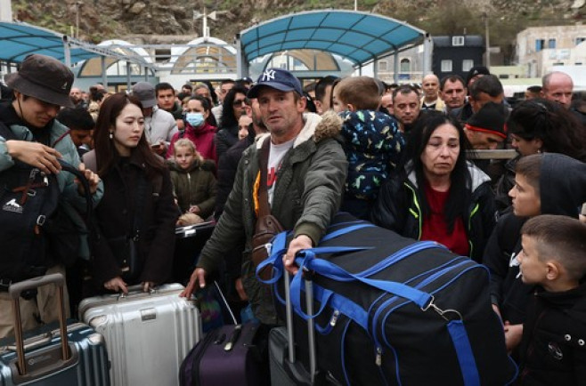 People flee Santorini as earthquake fears grow