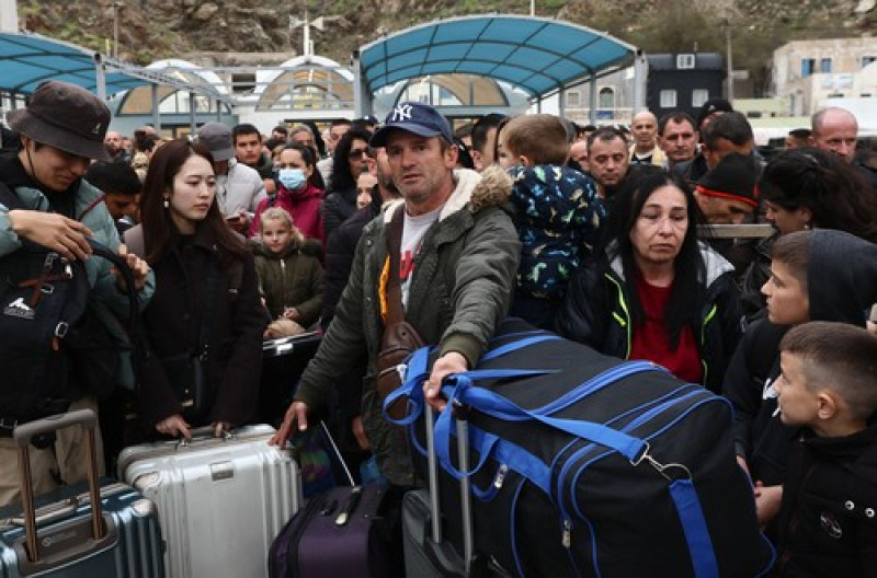 People flee Santorini as earthquake fears grow