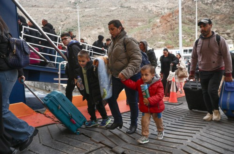 People flee Santorini as earthquake fears grow
