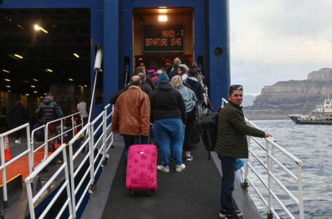 People flee Santorini as earthquake fears grow