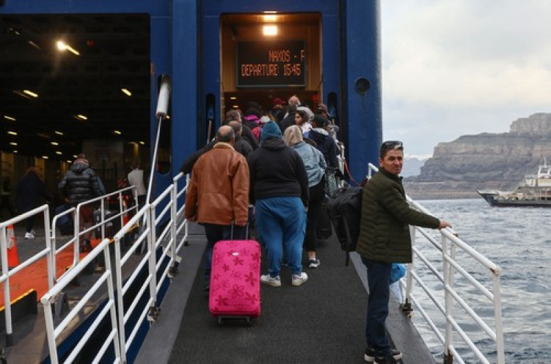 People flee Santorini as earthquake fears grow
