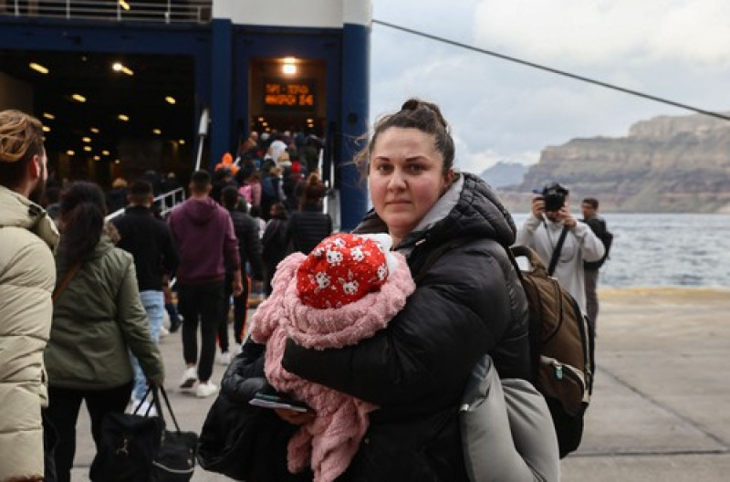 People flee Santorini as earthquake fears grow