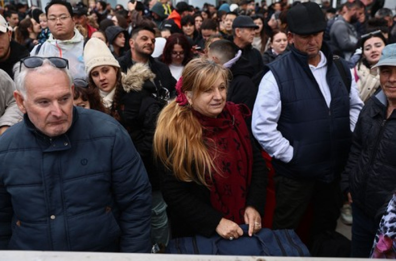 People flee Santorini as earthquake fears grow