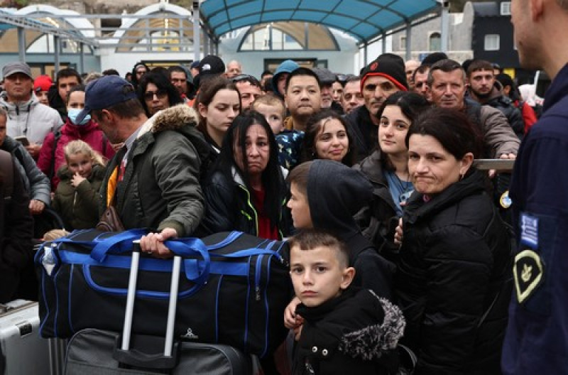 People flee Santorini as earthquake fears grow