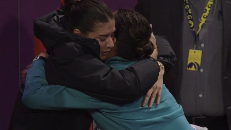 sorana cirstea o imbratiseaza pe simona halep