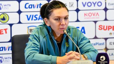 simona halep la o conferinta de presa