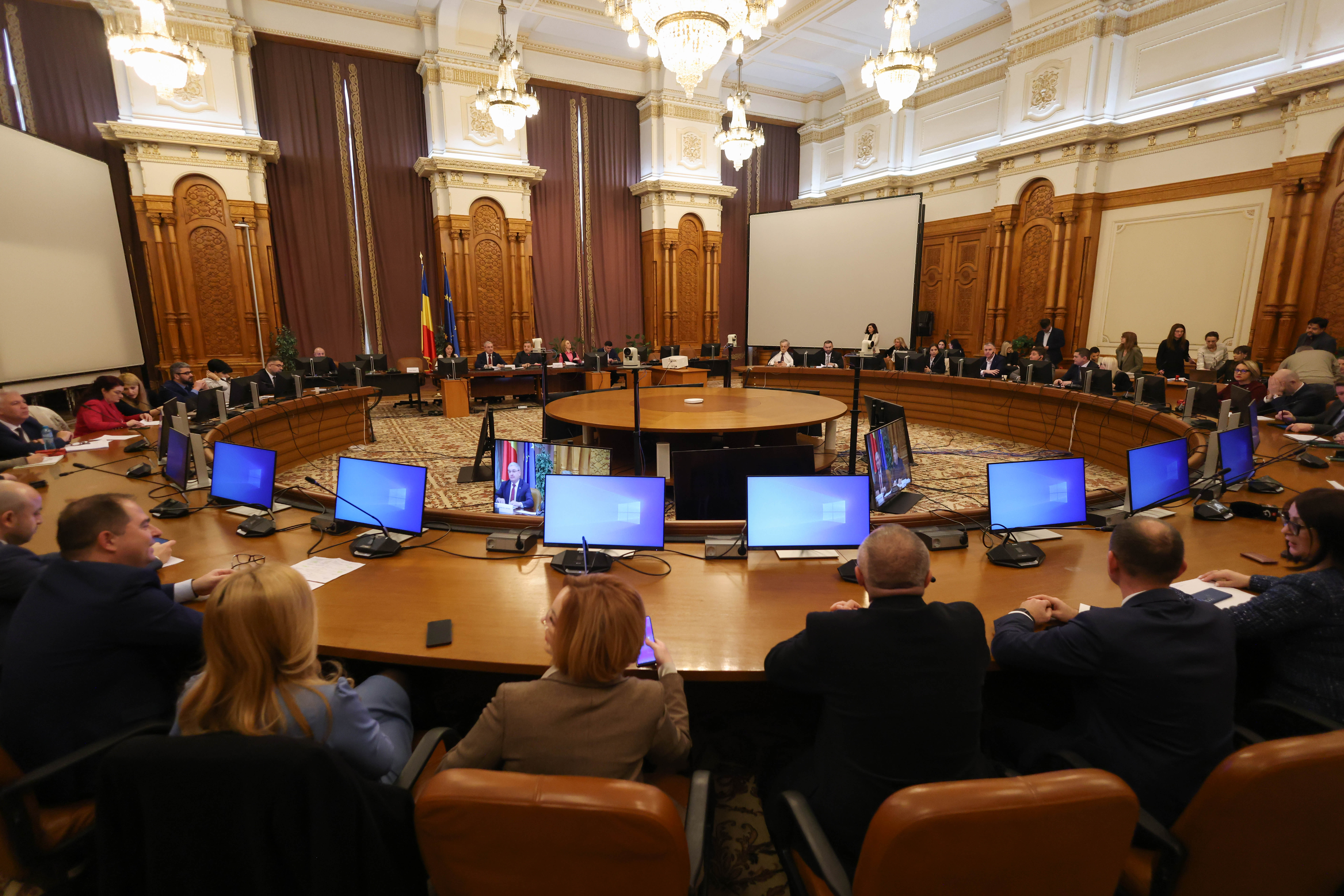 Bugetul de stat pe 2025, dezbătut în Parlament, după ce discuțiile din comisii s-au prelungit până la 5 dimineața