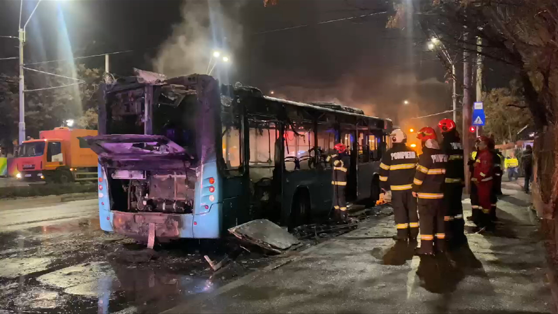 Un autobuz nou al STB a luat foc în București. Pompierii au intervenit cu mai multe autospeciale