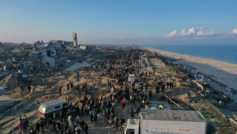 Palestinians begin returning to northern Gaza as part of ceasefire deal