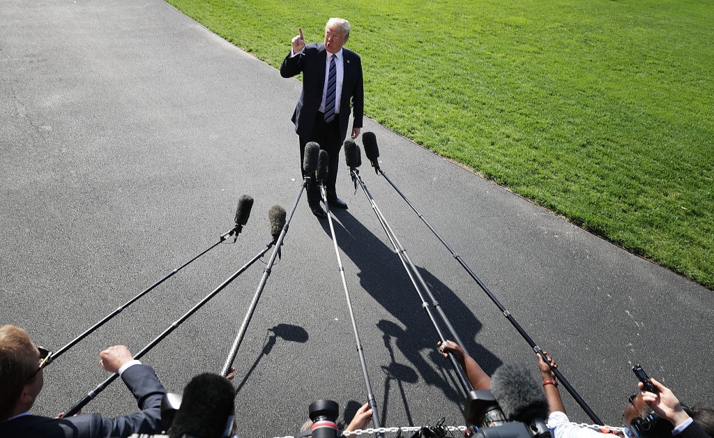 Donald Trump acuză, fără dovezi, că „s-au furat miliarde de dolari” de la agenția USAID pentru „presa de fake news”