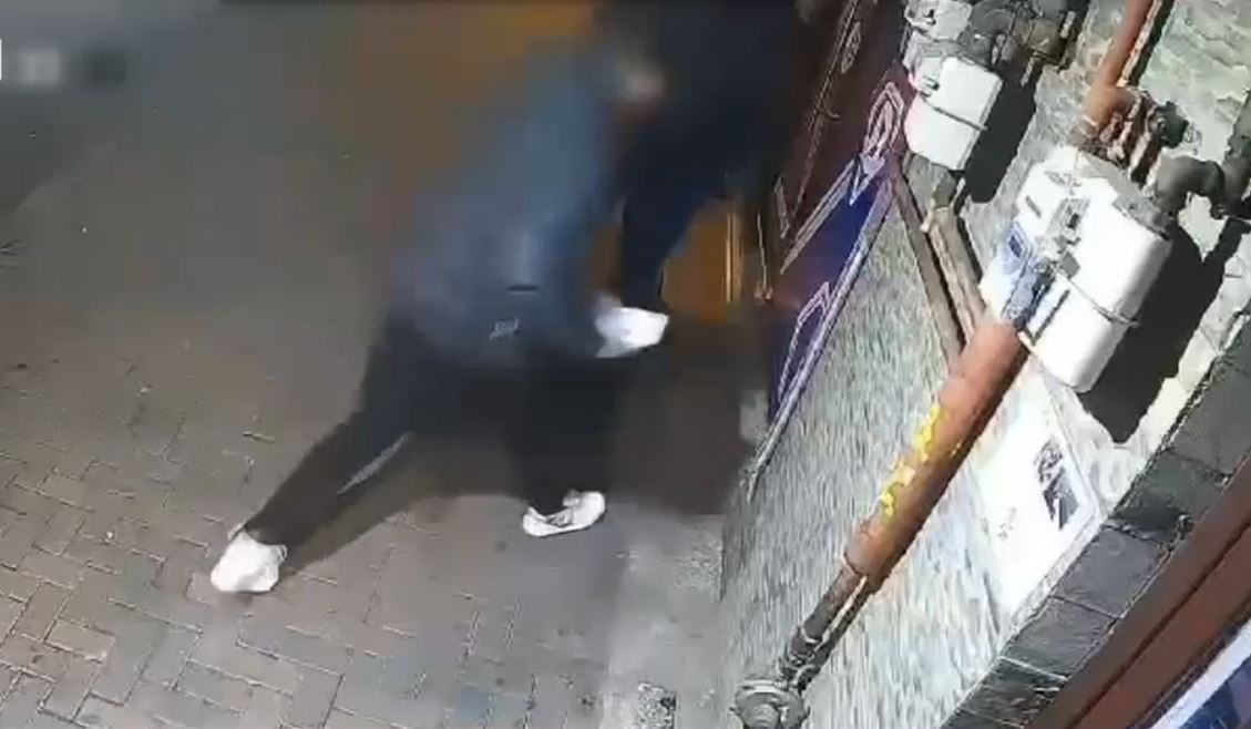 VIDEO Momentul în care un tânăr este jefuit de 65 de mii de lei în fața unei săli de jocuri de noroc din București