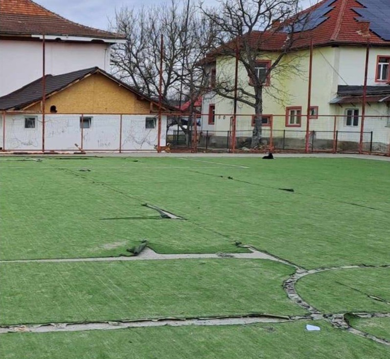România educată. Școală printre ruine, cioburi și câini maidanezi într-o comună din Gorj. Director: „Eu nu i-am văzut”
