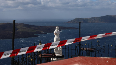 Fleeing Santorini: Tremors shake the island amid growing earthquake fears