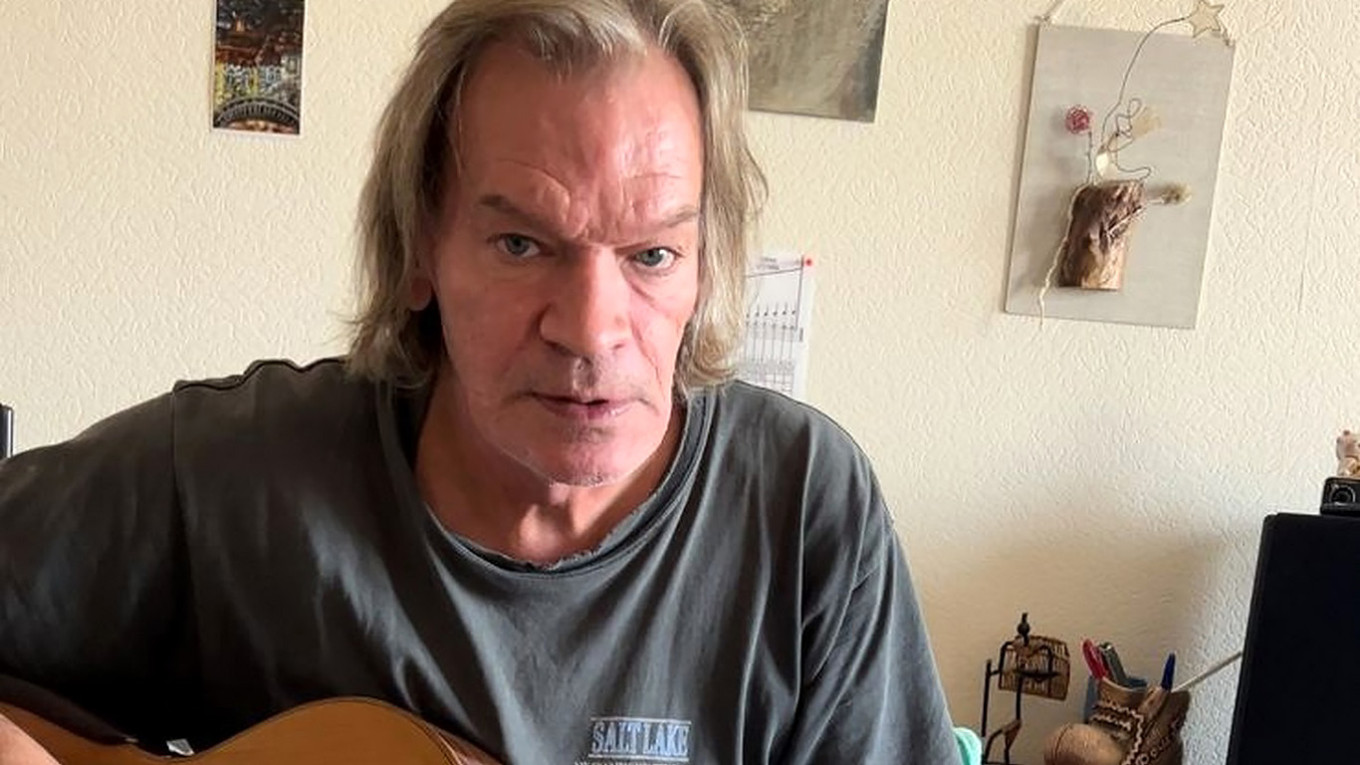 Un artist rus care era critic la adresa războiului din Ucraina a murit după ce a căzut de la geam în timpul unui raid al poliției