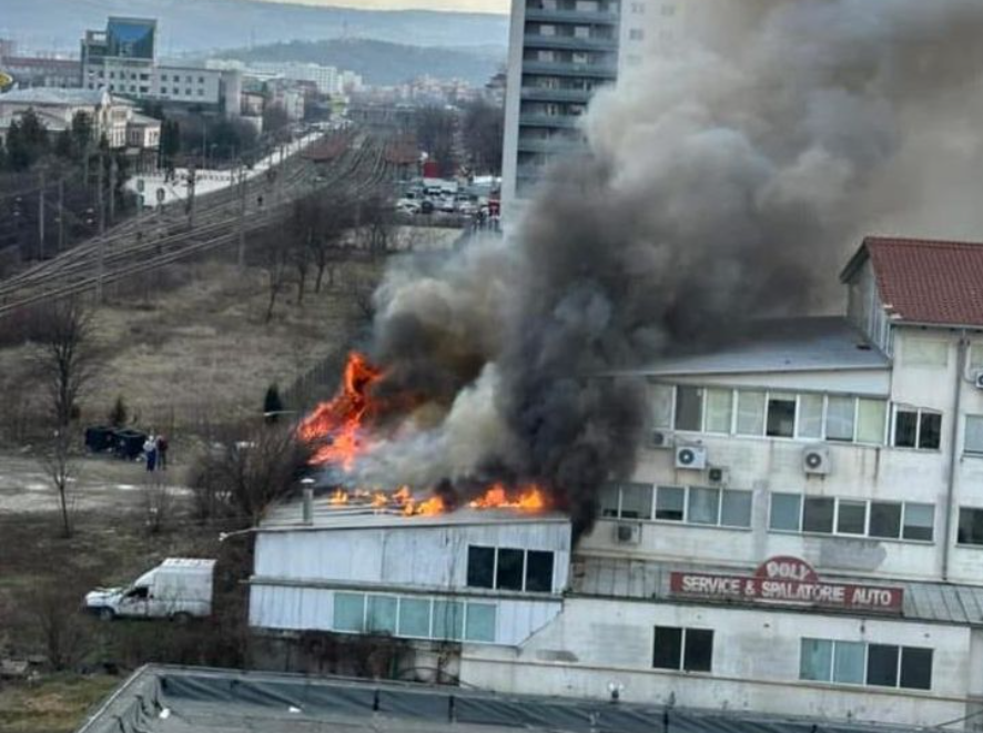 Incendiu puternic la un service auto din Iași: Autoritățile a emis mesaj RO-ALERT din cauza degajărilor mari de fum