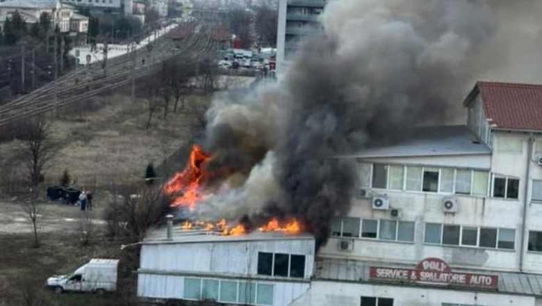 Incendiu puternic la un service auto din Iași