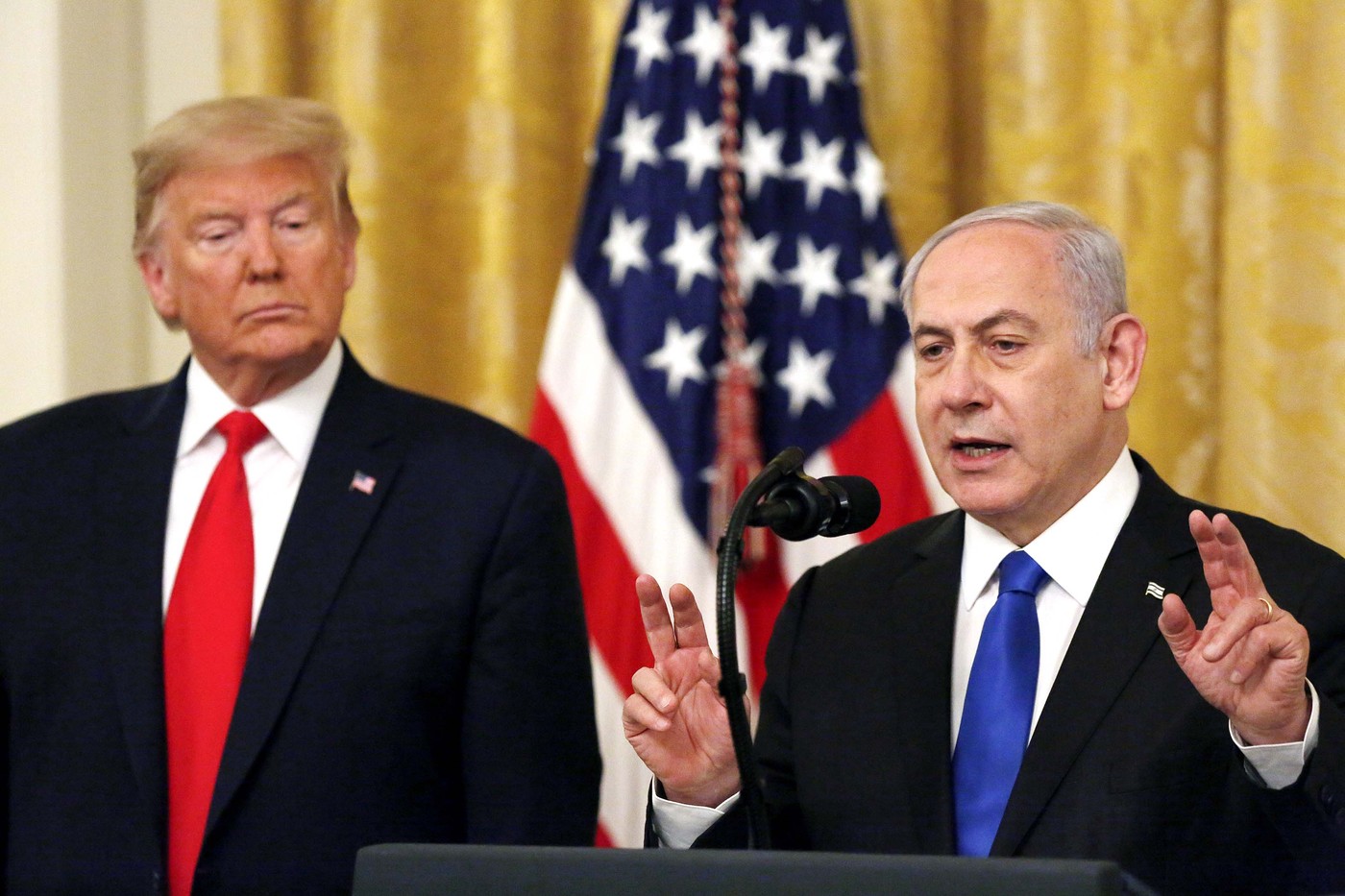 Netanyahu i-a făcut cadou un „pager de aur" lui Trump, aluzie la exploziile dispozitivelor din Liban. Mesajul premierului israelian