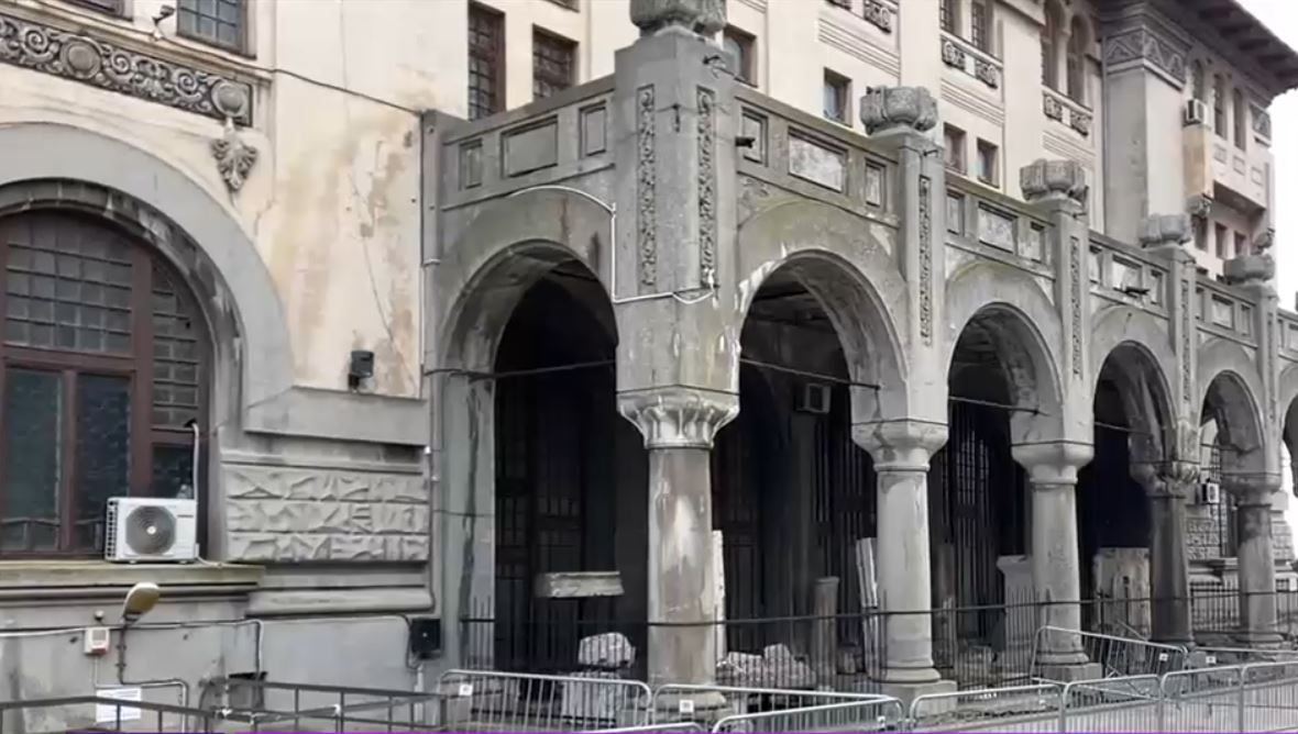 Patrimoniu în pericol, la Constanța. Sute de mii de piese de muzeu, vechi de secole, sunt ținute într-o clădire care stă să cadă