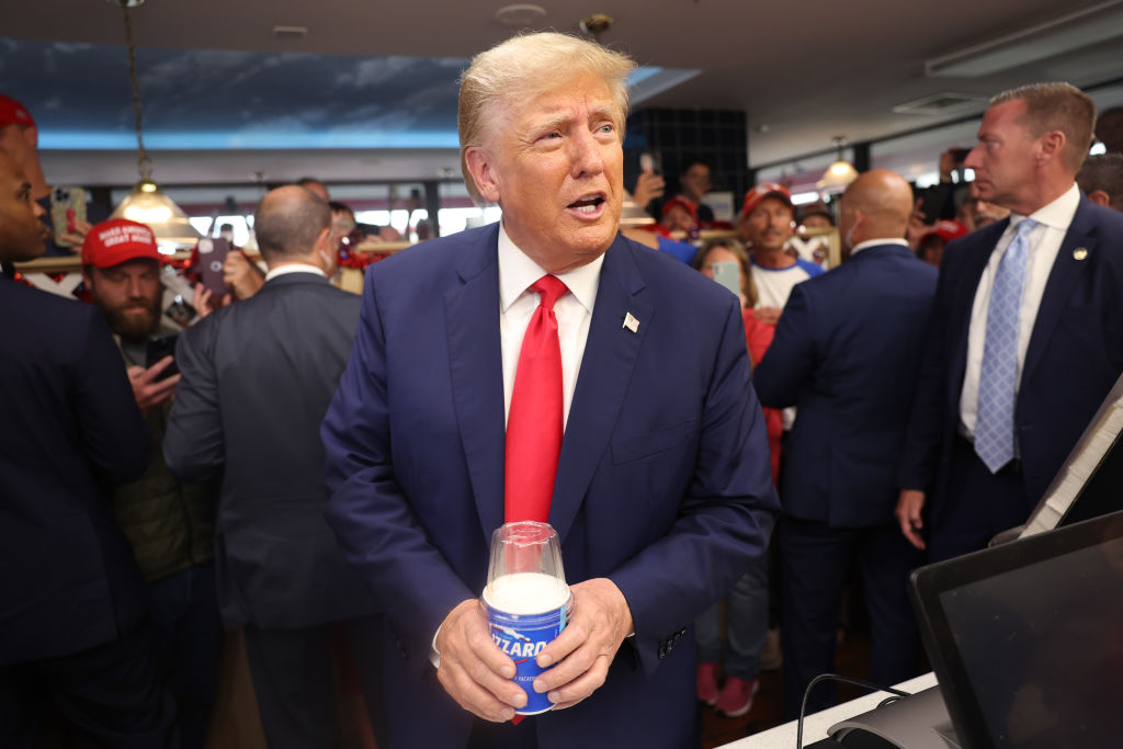 „Înapoi la plastic!” Trump anunță că va semna un ordin pentru renunțarea la paiele de băut ecologice