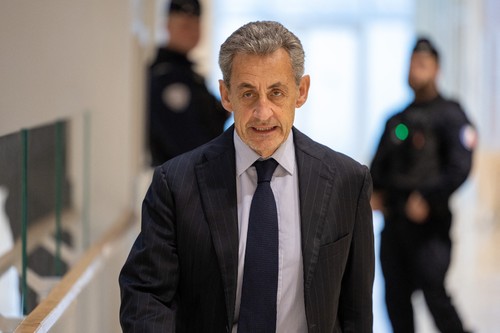 Fostului președinte francez Nicolas Sarkozy i-a fost pusă o brăţară electronică de monitorizare