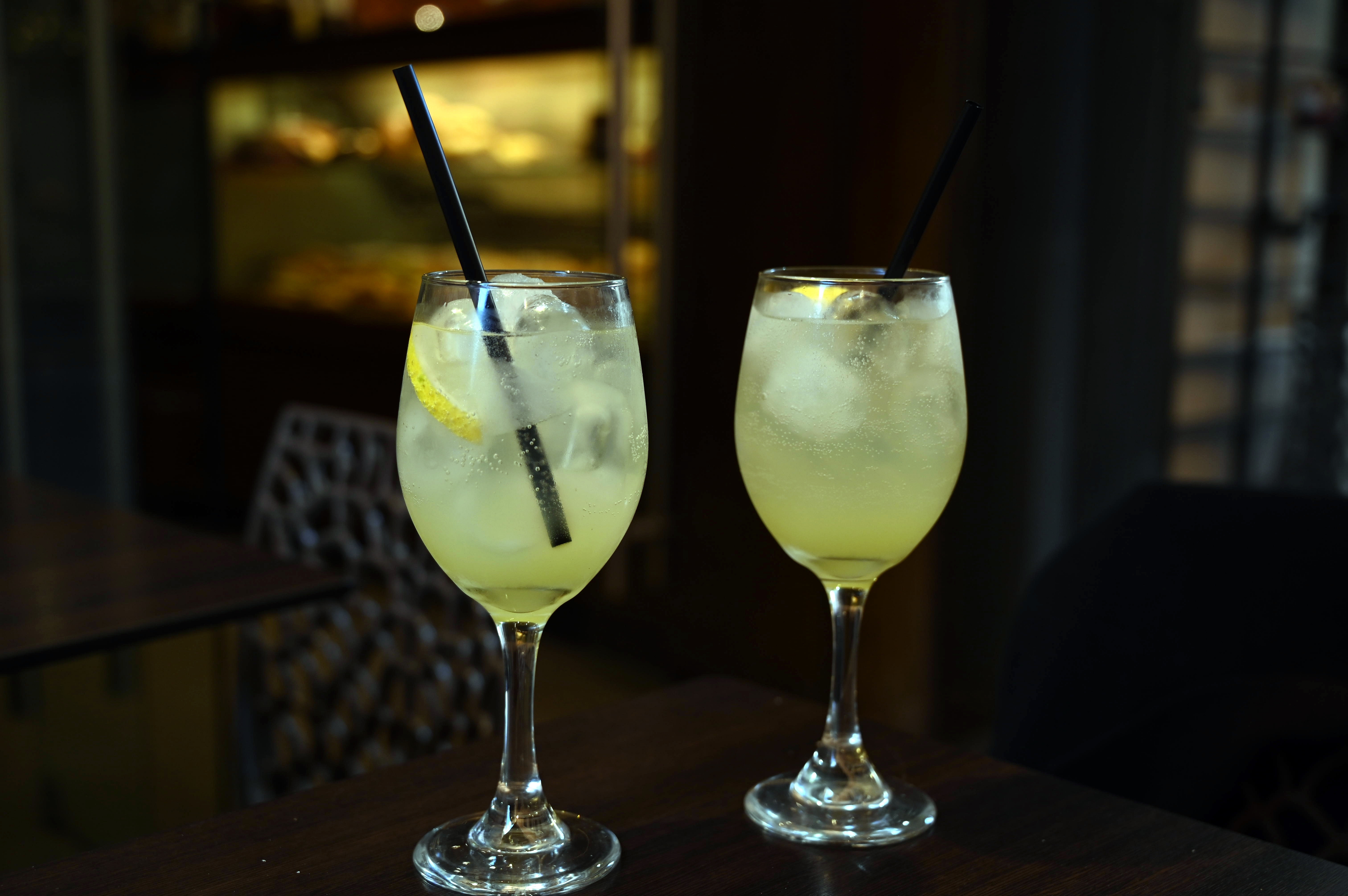 Un barman a fost arestat după ce doi turişti pe care i-a servit cu limoncello contrafăcut au murit, în Vietnam