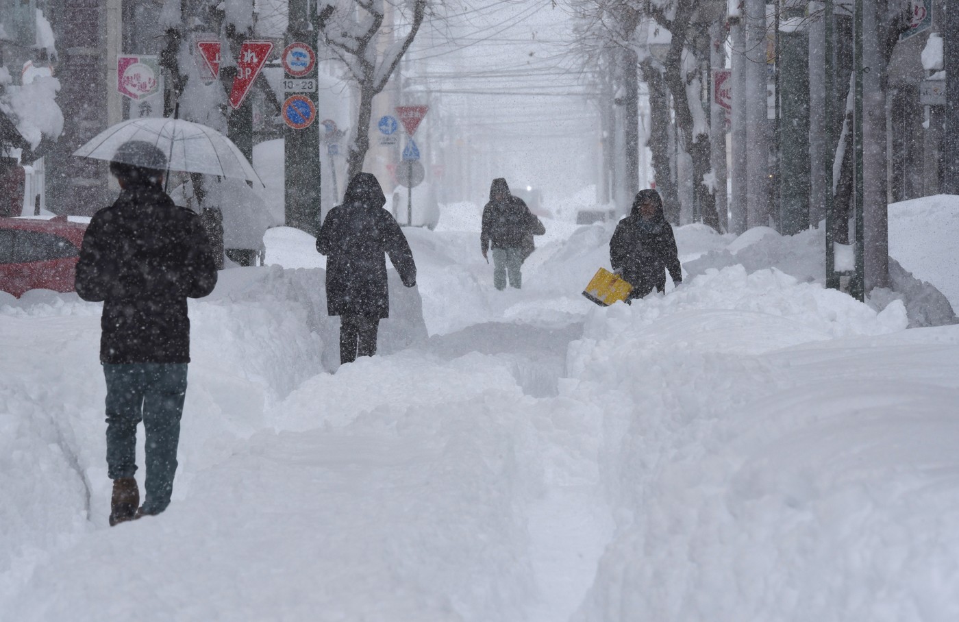 Japonia se confruntă cu zăpezi-record: în unele zone stratul a depășit trei metri. Transportul și activitățile obișnuite, paralizate