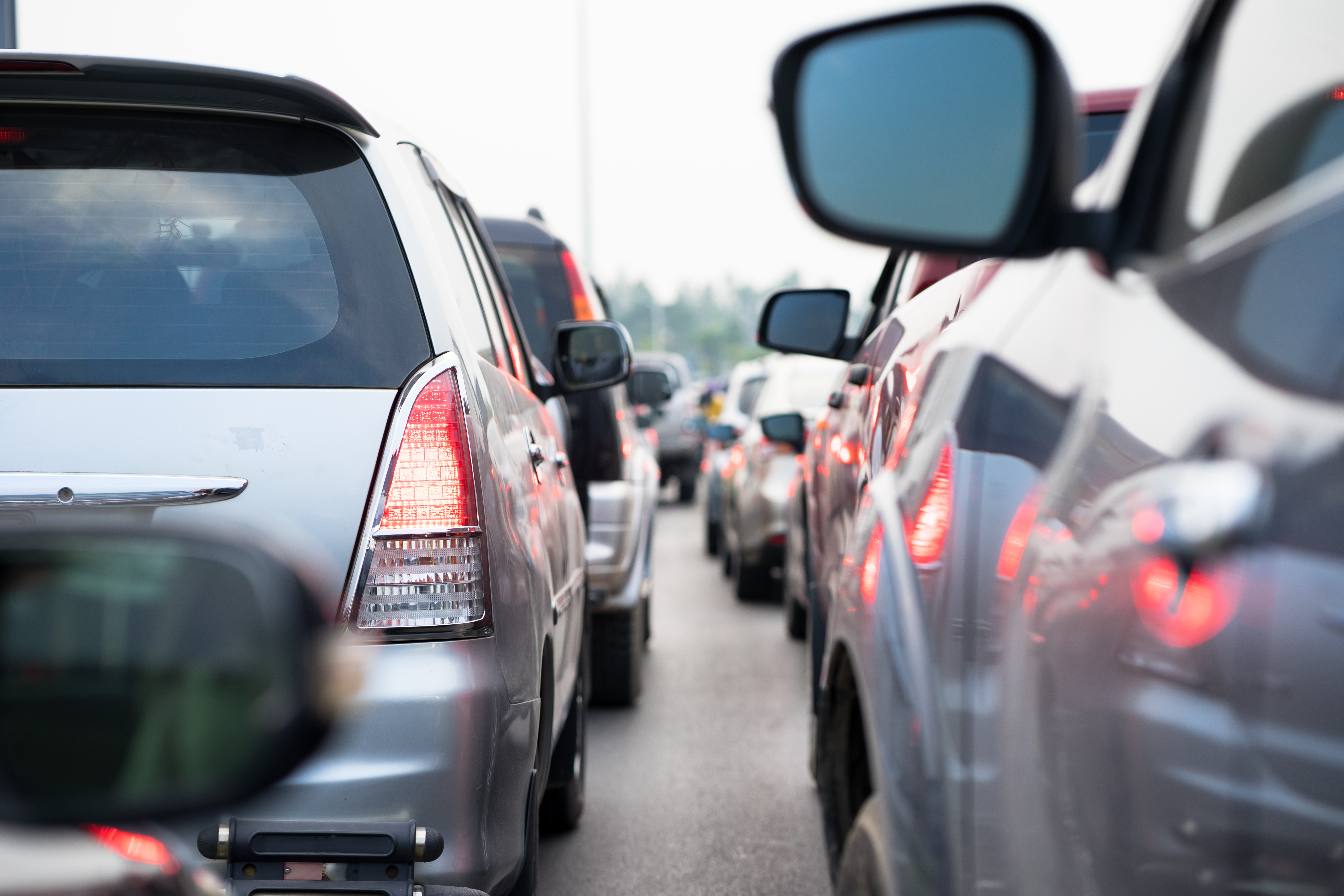 Trafic aglomerat pe A2 şi DN 39, către şi dinspre litoral. Poliţiştii recomandă rute alternative