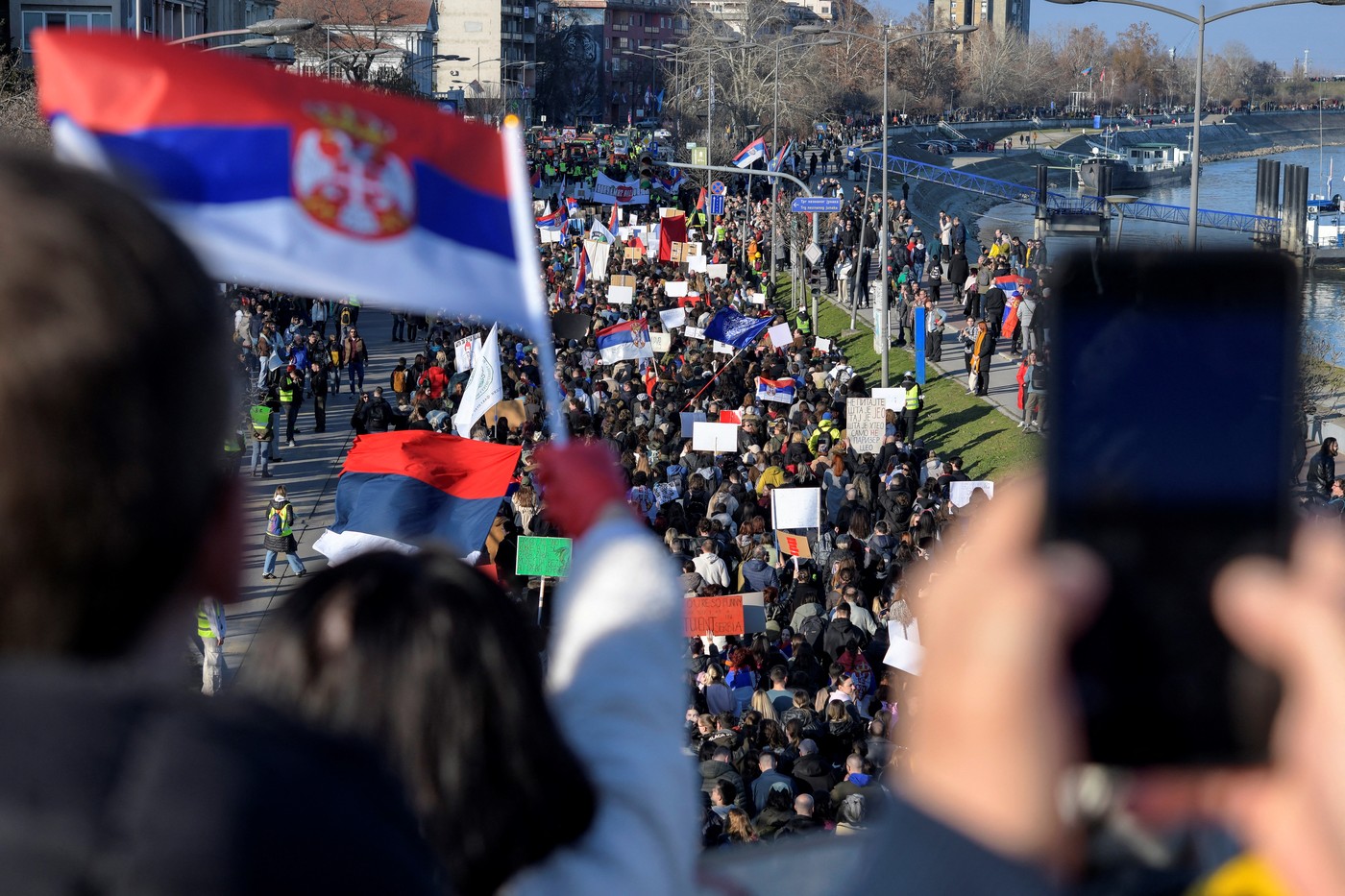 Spionii lui Putin acuză Uniunea Europeană că pregătește un „Maidan” în Serbia. Evaluarea Serviciului rus de Informaţii Externe