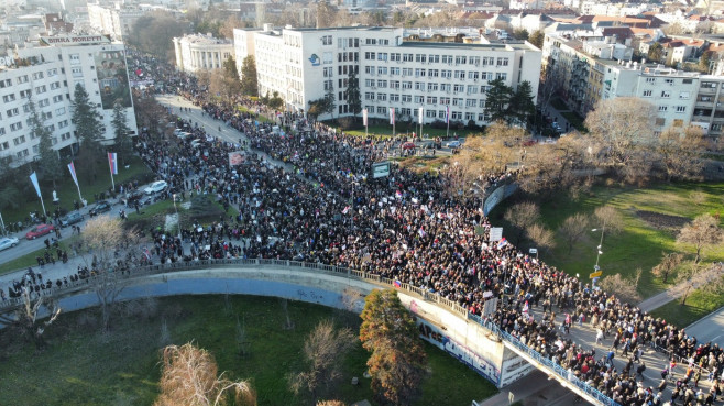Galerie foto: Imagini impresionante din Serbia, unde zeci de mii de oameni au blocat podurile peste Dunăre la Novi Sad | Digi24 | Digi24