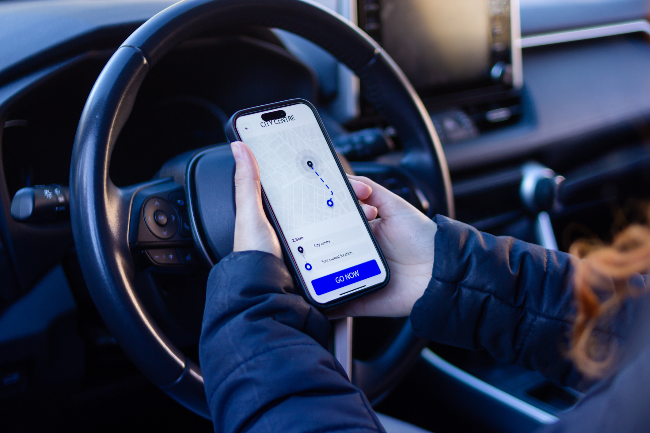 O nouă metodă de fraudă îi vizează pe șoferi. Cum se folosesc infractorii de aplicațiile mobile de trafic