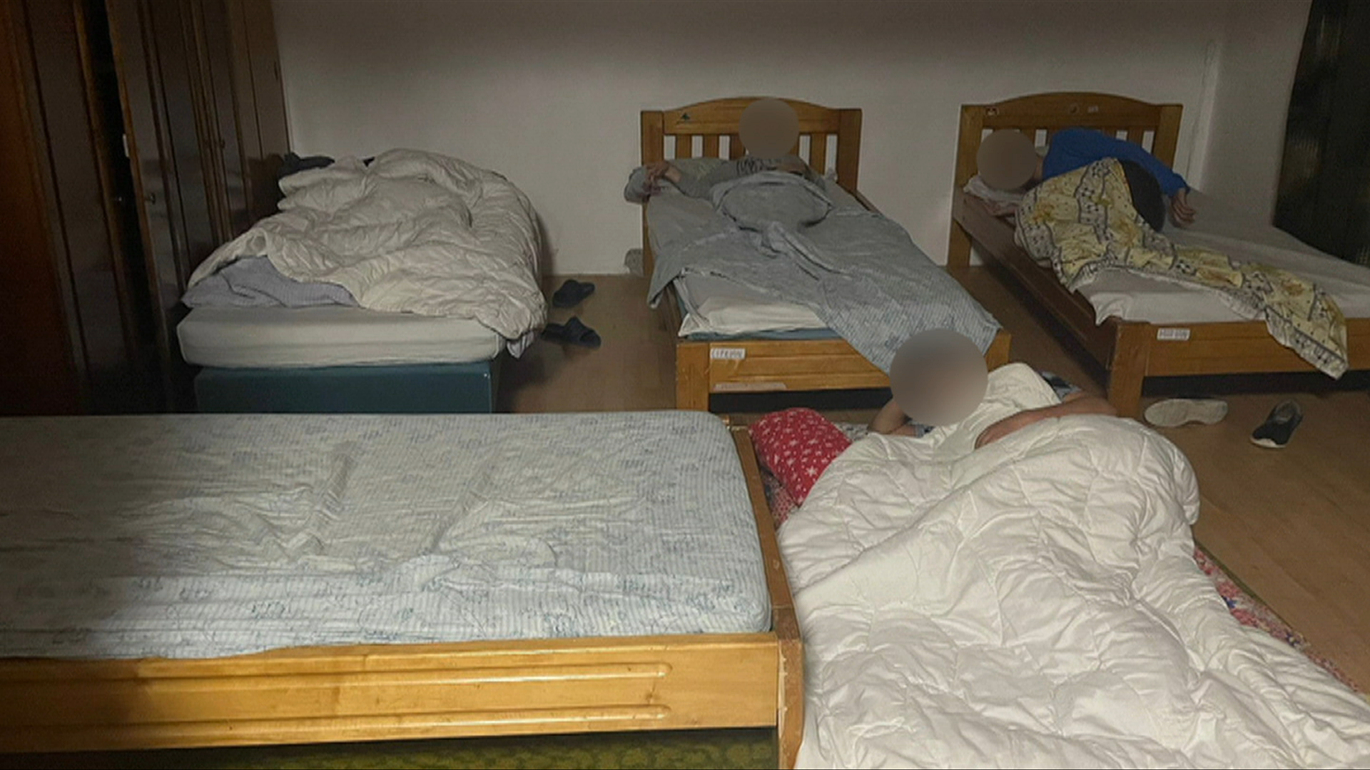 Dezvăluiri revoltătoare în cazul centrelor groazei din Mureș: copiii erau ținuți în condiții inumane și hrăniți cu alimente expirate