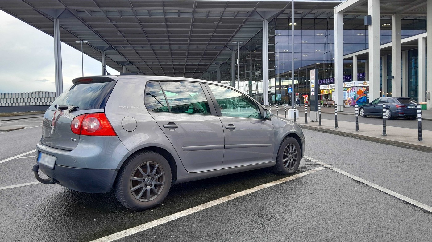 O mașina lăsată timp de un an în parcarea aeroportului Berlin Brandenburg a acumulat taxe de 200.000 de euro