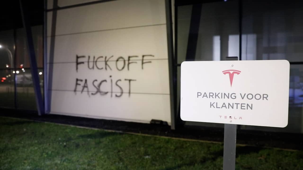 O filială din Olanda a companiei Tesla, deținută de miliardarul Elon Musk, a fost vandalizată. Ce au scris protestatarii