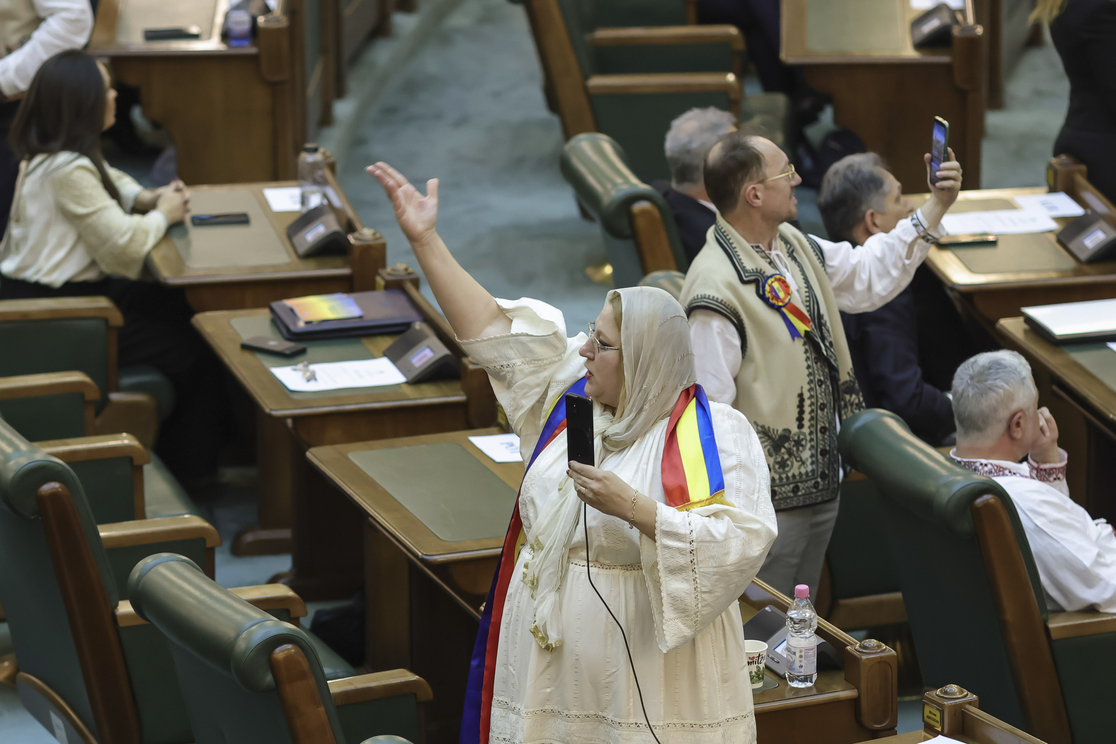 Diana Șoșoacă pierde patru deputați și doi senatori, care au demisionat în huiduieli din grupurile parlamentare SOS