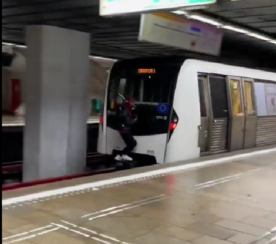 Tânăr filmat în timp ce circulă prins de o garnitură de metrou, în București. Poliția Capitalei îl pe caută pe individ