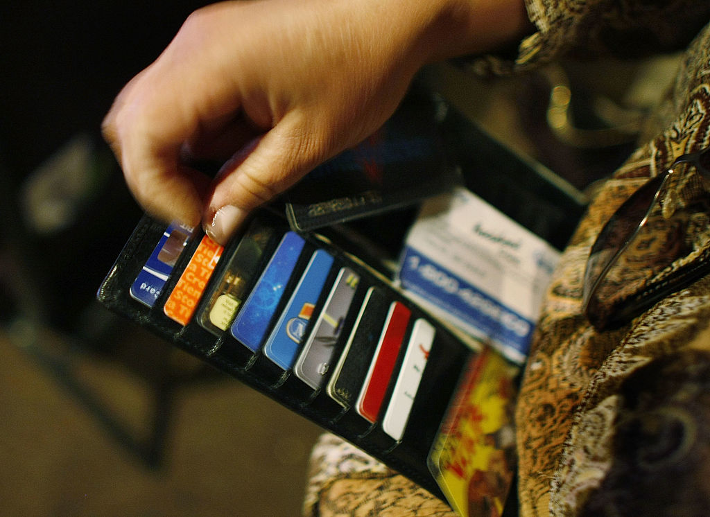 Datoria cumulată de pe cardurile de credit ale americanilor a depășit 1,2 trilioane de dolari