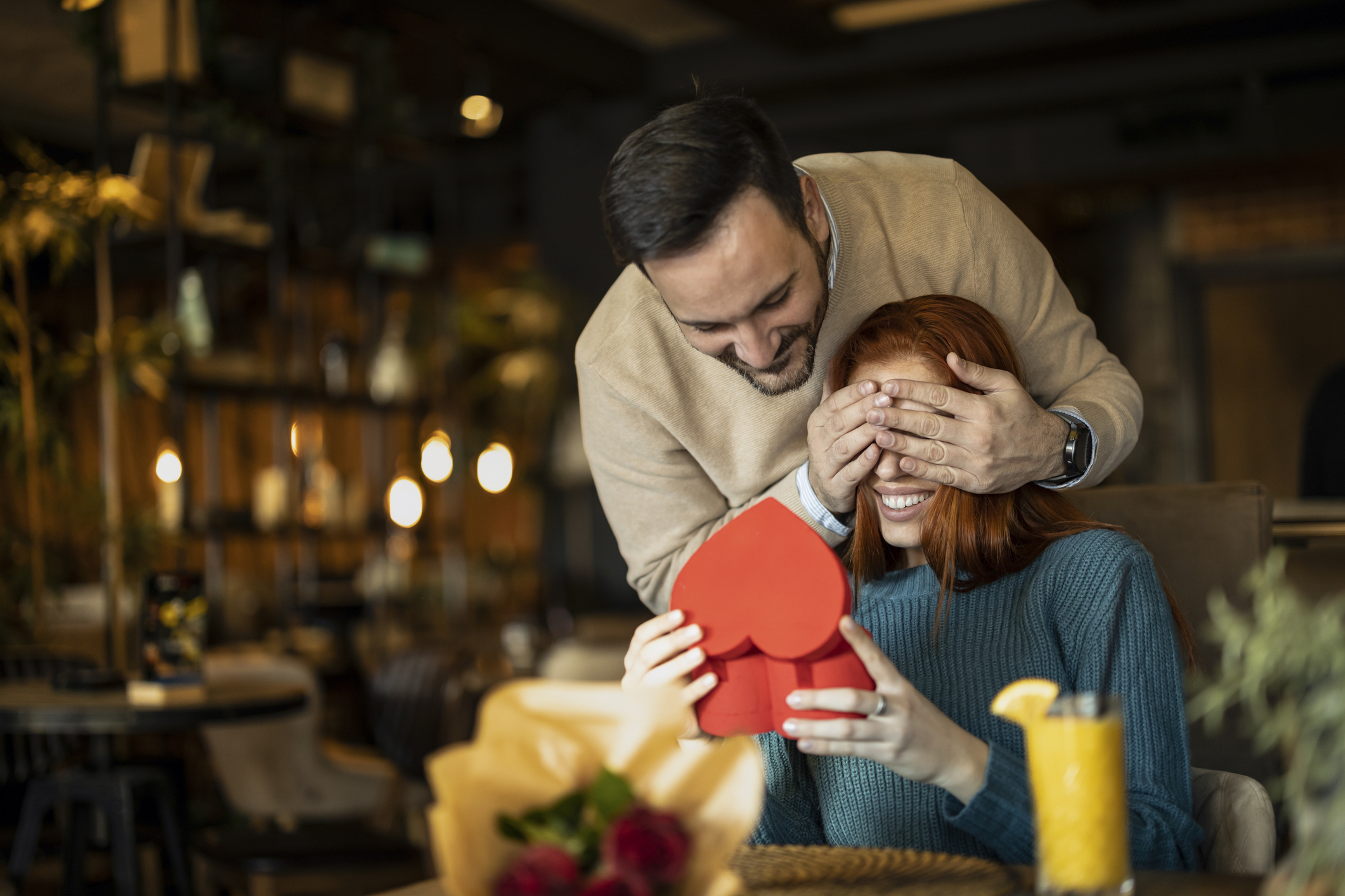 Valentine's Day costă mai mult anul acesta. Cu cât s-au scumpit bijuteriile, florile și ciocolata în ultimul an
