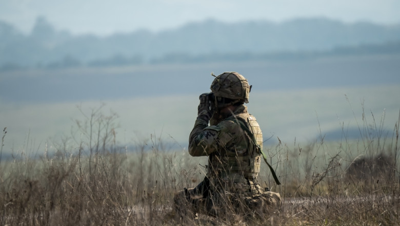Close-up,Of,A,British,Army,Infantry,Soldier,Using,Binoculars,To