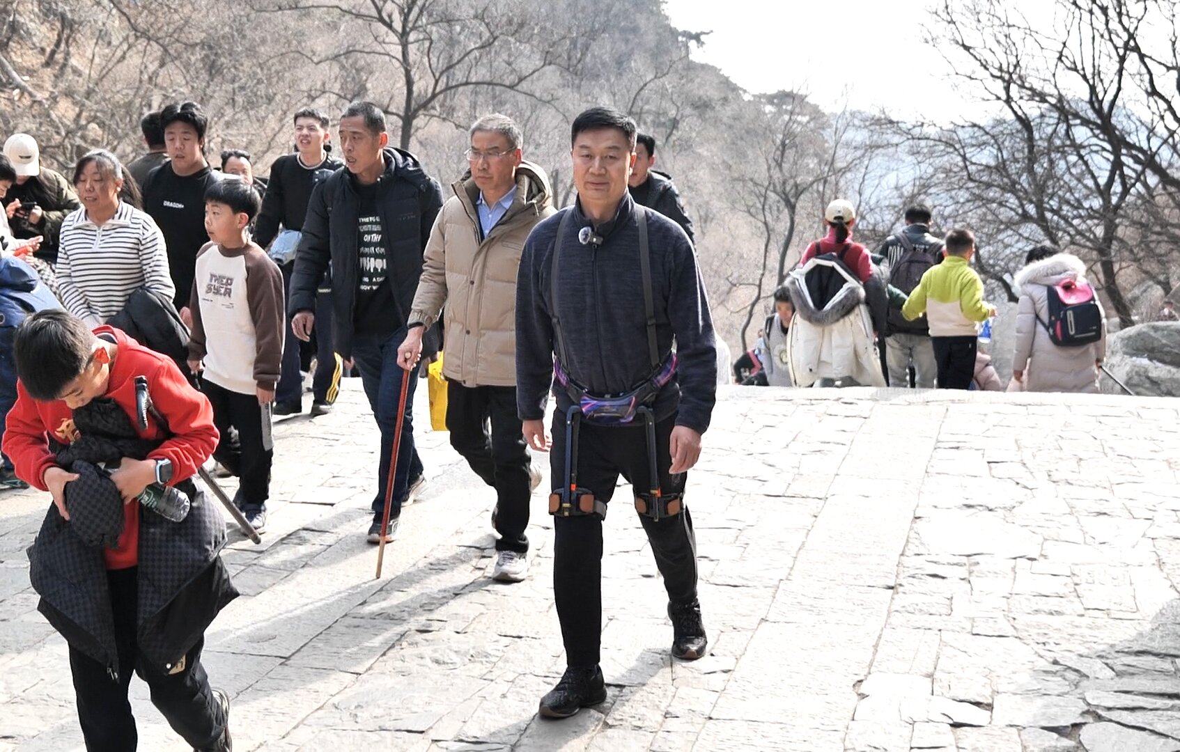 Turiștii chinezi urcă Muntele Tai cu ajutorul unor exoschelete robotizate