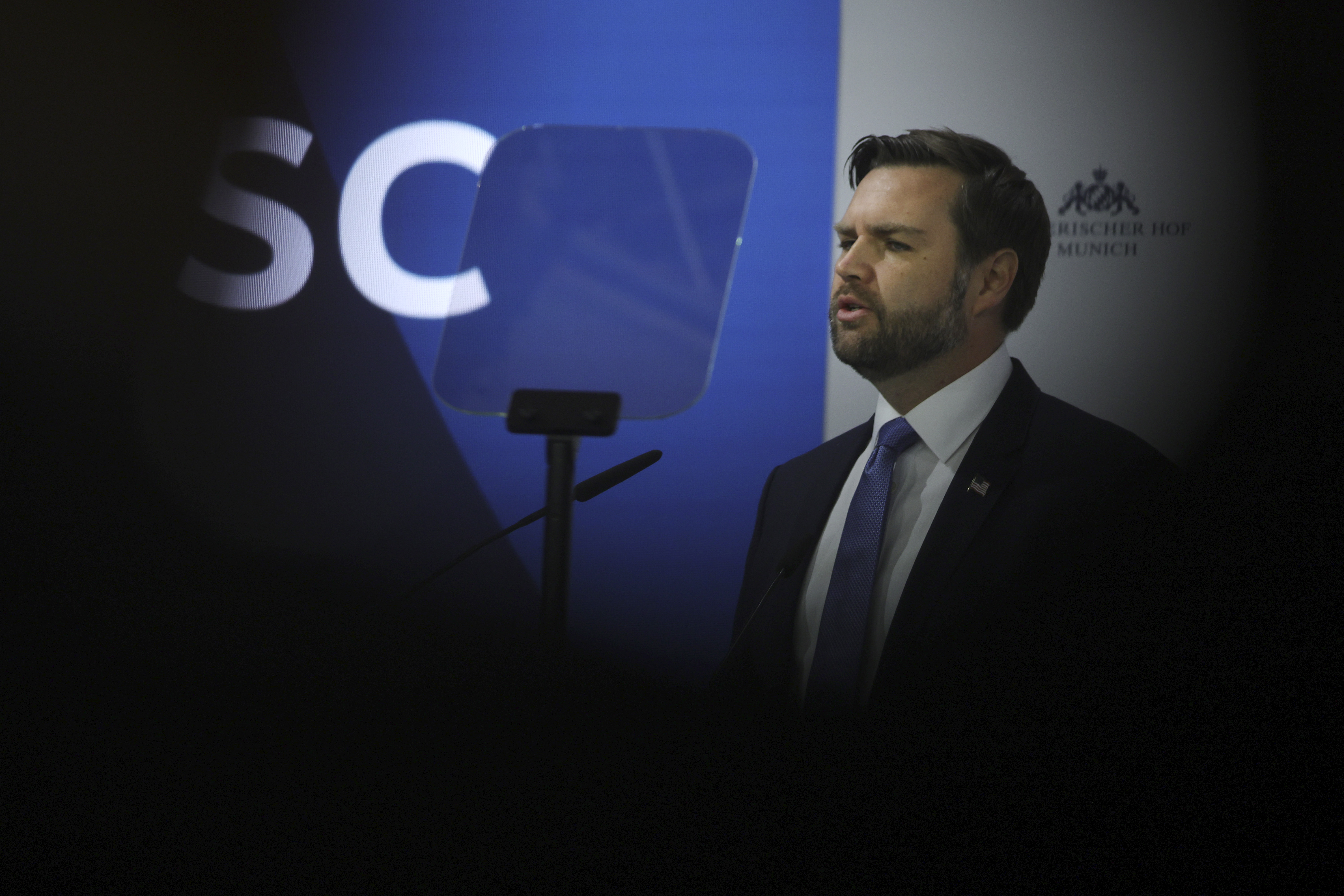 Vance folosește jumătăți de adevăruri pentru a ține prelegeri unui public european conștient de amenințarea unui regim autoritar (CNN)