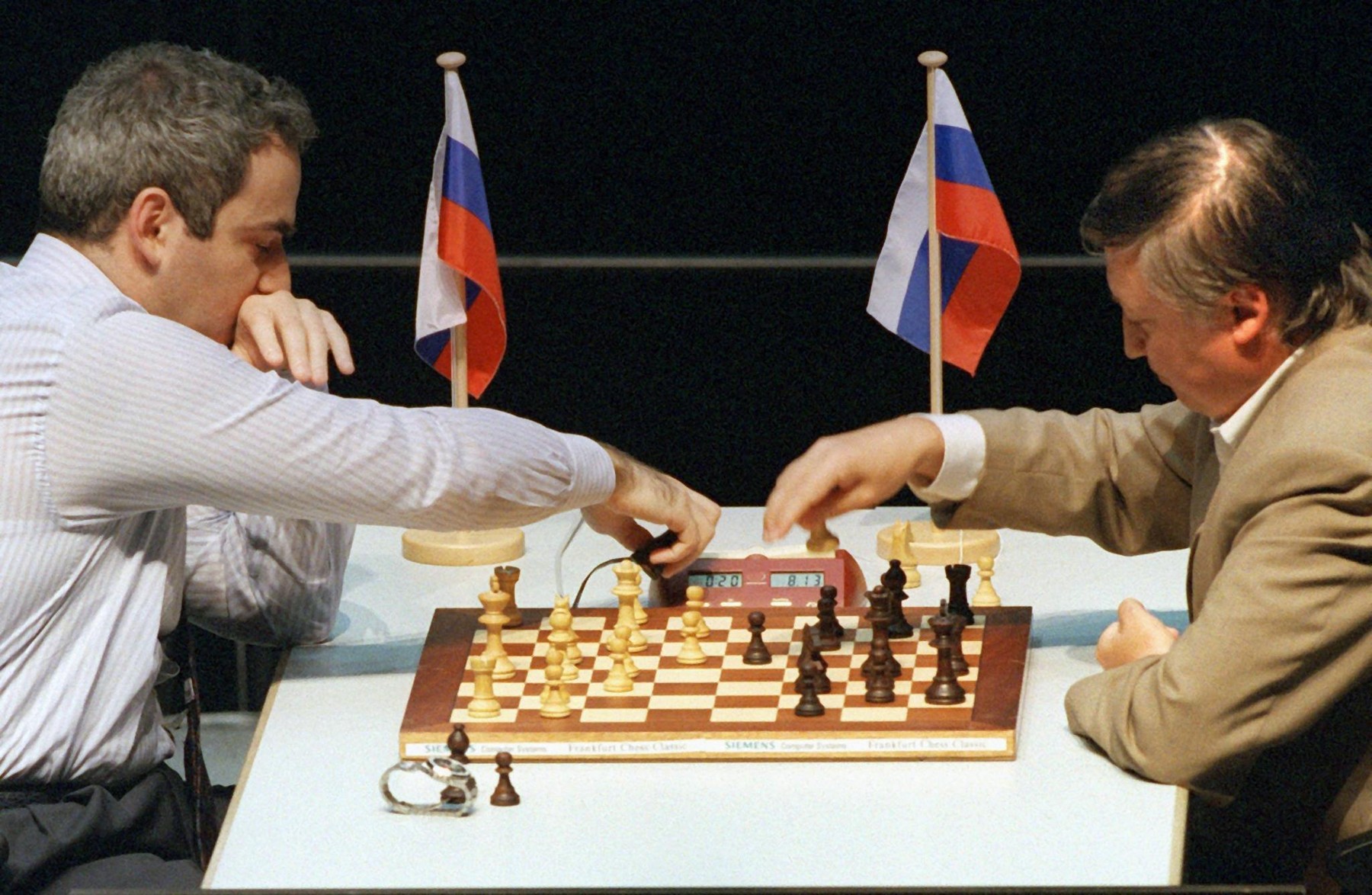 Kasparov, Karpov și KGB-ul. Patru decenii de la cel mai controversat meci de șah din toate timpurile