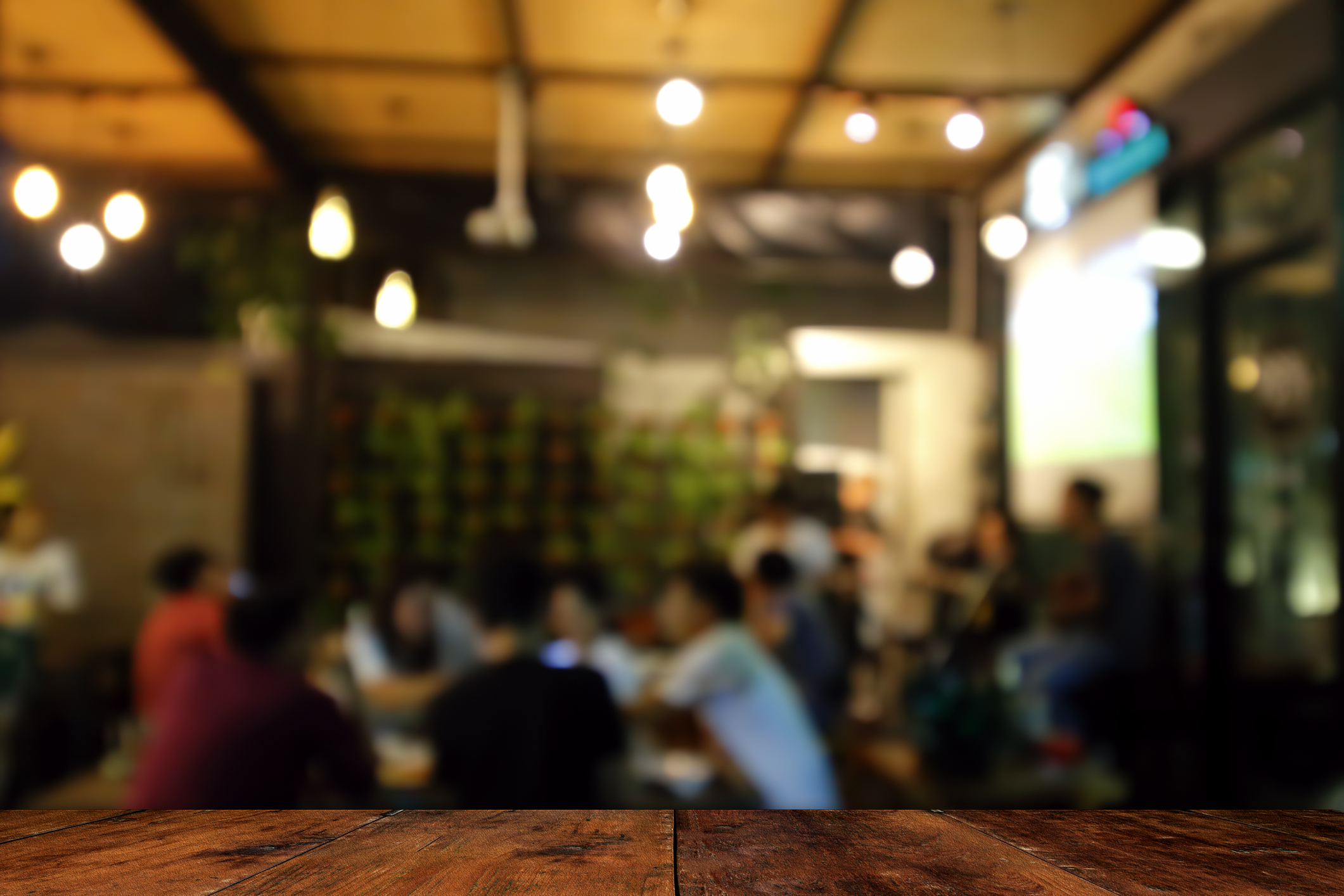La cafea printre șerpi, șopârle și tarantule. Experiența trăită de clienții cafenelelor exotice: „Stai la masă, te joci cu o reptilă”
