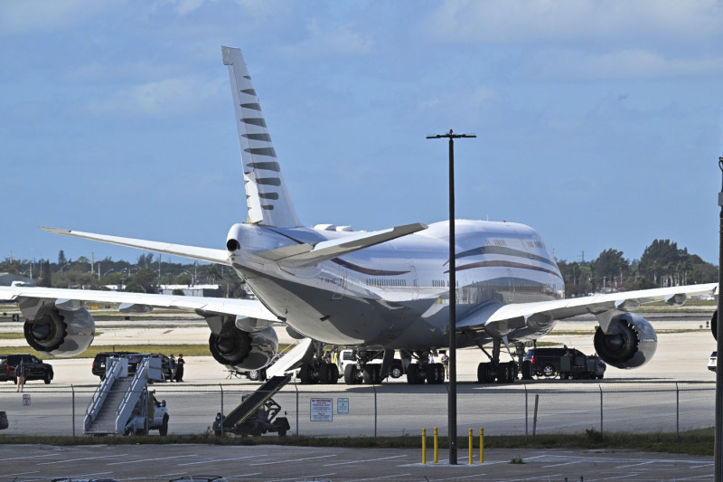 Trump tours a Boeing