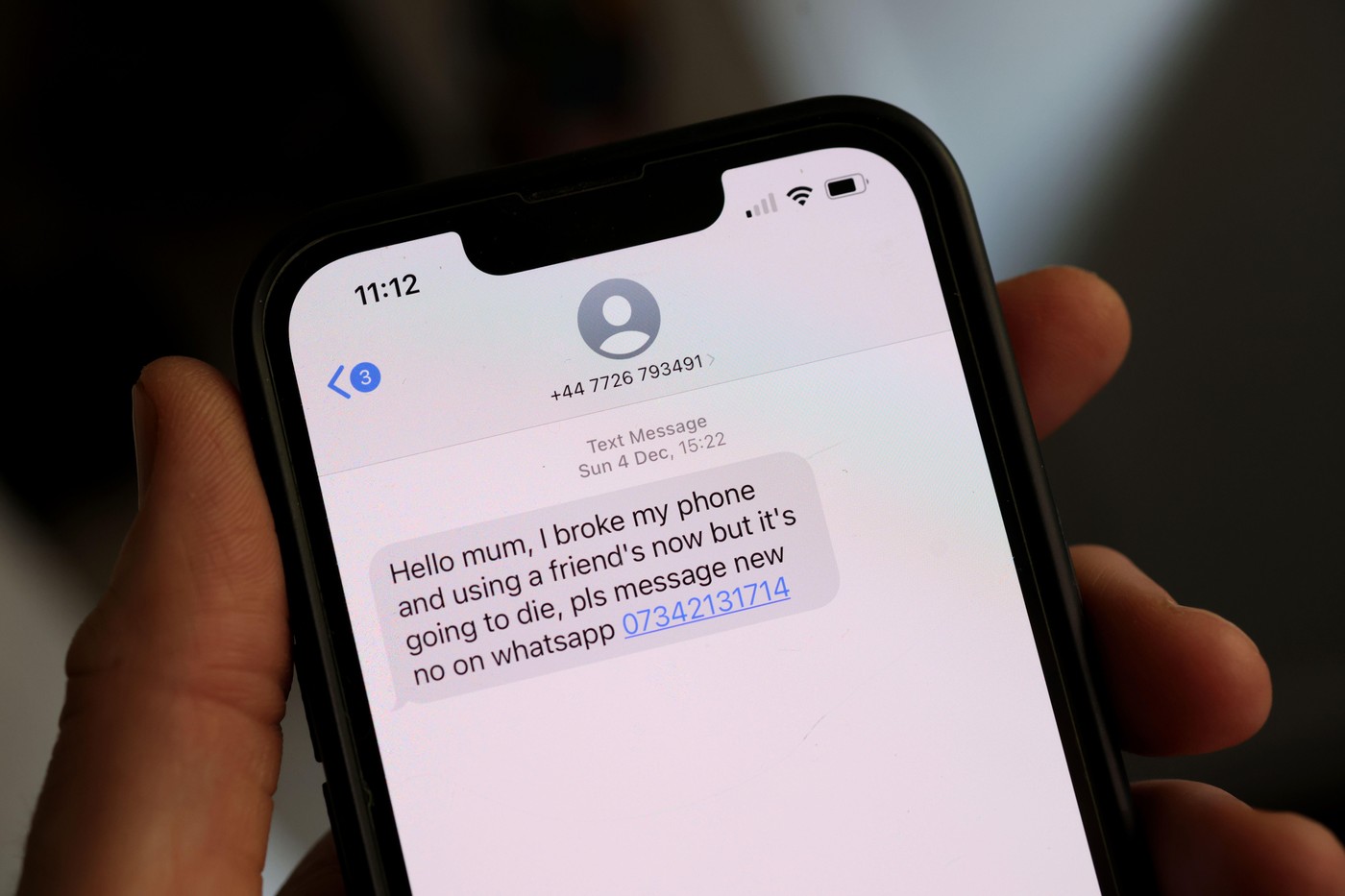O nouă metodă de fraudă pe Whatsapp. Escrocii preiau contul celui înșelat pentru a păcăli alți utilizatori