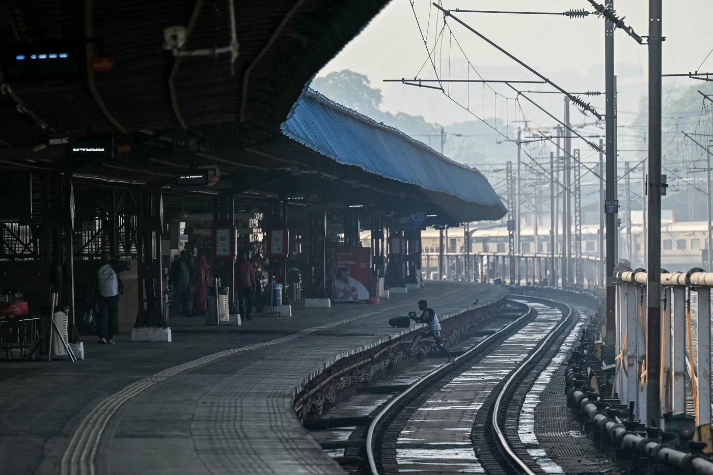Haosul produs de aglomeraţie la o gară din New Delhi, India, a ucis cel puțin 15 oameni, inclusiv trei copii