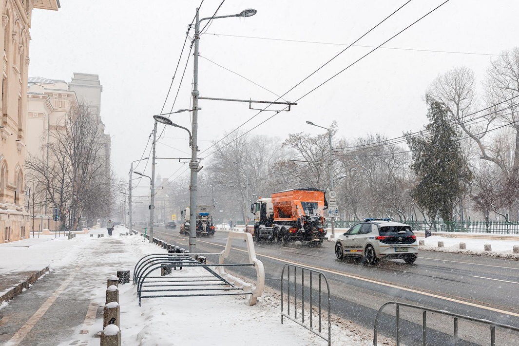 Nicușor Dan cere primarilor de sector să deszăpezească străzile laterale și trotuarele. Codul galben de ninsoare, valabil până miercuri
